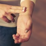 Pulso rápido e irregular, una señal de que tu corazón está al límite y podrías sufrir un ictus