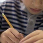 Maestra pide a sus alumnos compartir los lápices y descubre algo sorprendente