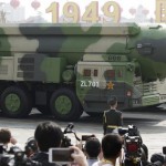 China presenta nuevos sistemas de armas y misiles con capacidad nuclear en un desfile militar.