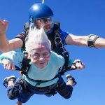 Mujer de 104 años muere tras batir el récord a la paracaidista de mayor edad