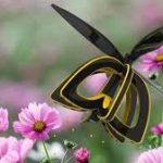 El dron que poliniza las flores como las abejas