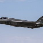 Nueva versión del jet F-35 realiza su primer vuelo.