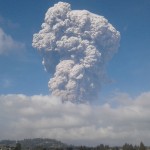 La erupción del Monte Sinabung y su impresionante nube de cenizas.