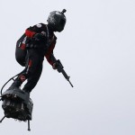 Un francés se convierte en la primera persona en cruzar el Canal de la Mancha volando en un hoverboard