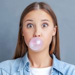 Descubren un vínculo inesperado entre masticar chicle y el cáncer