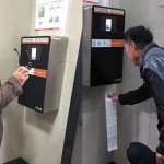 Las máquinas de estos baños públicos en China solo entregan papel higiénico después de hacerte una foto