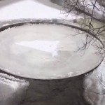 Éste extraño disco giratorio apareció en un río de Michigan