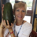 Esta mujer salió a dar un paseo y encontró un aguacate de 2.3 kg, posiblemente el más pesado del mundo