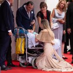 Angelina Jolie cumple el sueño de un fan con ‘la enfermedad de los huesos de cristal’