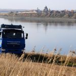 Un Kamaz autónomo equipado con un dron se abre camino por terrenos accidentados