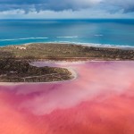 ¿Por qué este lago de Australia se vuelve de color rosa en verano?