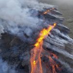 Volcán en Islandia entra en erupción luego de múltiples temblores registrados en la zona