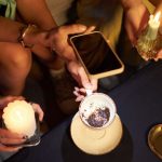 Pide el divorcio porque ChatGPT leyó en el café que su marido la engañaba