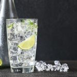 Por qué beber agua con gas puede ayudarle a perder peso