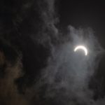 Astronauta de la NASA capta la sorprendente sombra de un eclipse solar desde la EEI