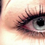 Este es el espantoso resultado de una mujer que durmió más de 25 años con maquillaje en los ojos