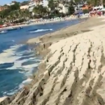 FOTOS: Momento en el que se hunde una gran parte de una playa en México