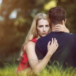 Benching: manipular a alguien para que siga interesado en ti (Para Chicas)