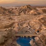 Arabia Saudí convierte su desierto en un complejo turístico de lujo con casas colgantes