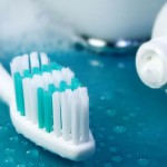 Por qué no es buena idea enjuagarse la boca después de cepillarse los dientes