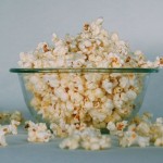 Las palomitas saben mejor si las comes con palillos, según un nuevo estudio psicológico