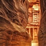Hallan un gran monumento enterrado en Petra.