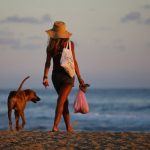 Descubren que los microbios marinos ‘colonizan’ la piel humana tras pasar solo 10 minutos en el mar