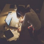 La luz tenue puede hacernos más tontos