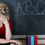 Suspenden a una profesora de EE.UU. que prohibió a una alumna hablar español en clase