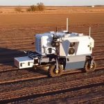 Este robot agricultor corta las malas hierbas con rayos láser y rinde como 20 trabajadores