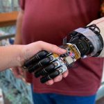 Crean una mano robótica con inteligencia artificial capaz de obedecer órdenes del cerebro y transmitir la sensación del tacto