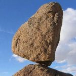 ¿POR QUÉ NO SE CAEN LAS ROCAS ENCIMADAS EN LA FALLA DE SAN ANDRÉS?