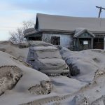 Así se ve un pueblo cubierto de ceniza tras una erupción volcánica en Lejano Oriente Ruso