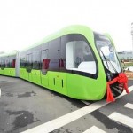 China prueba un nuevo autobús autónomo de 30m de largo que circula guiándose por líneas en el asfalto