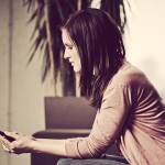 Cuidado con el “orbiting”, la nueva tendencia de desamor en redes sociales que es peor que el “ghosting”