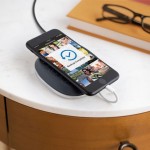 La base para iPhone que hace copias de seguridad mientras carga