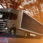 Scania colocará un panel solar de 18 metros de largo en sus trailers: pretende ahorrar entre el 5% y el 10% de combustible