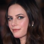 Kaya Scodelario sustituirá a Emma Roberts al frente de la serie de Netflix, Spinning Out