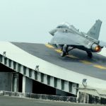 La variante naval del Tejas de la India realiza el primer aterrizaje en el portaaviones INS Vikramaditya.