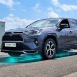 Conducen un coche por casi 2.000 kilómetros solo con energía eléctrica gracias a una carretera con carga inalámbrica