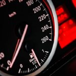 Tu velocímetro te engaña, no ruedas a esa velocidad