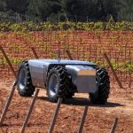Una empresa española crea un robot autónomo con una doble vida: tractor en la paz y soldado en la guerra