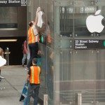 Disfrazan de Apple Store un ascensor de entrada al metro y ponen a 50 personas haciendo cola para el iPhone X