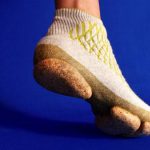 Crean zapatillas deportivas biodegradables hechas de micelio de hongos y pelo canino tejido en 3D